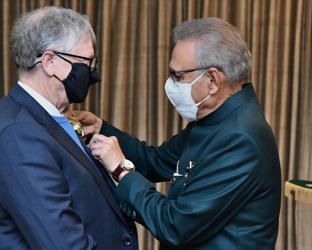 arif alvi giving guard of honor to bill gates